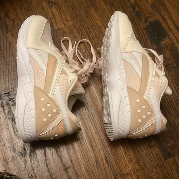 Reebok pink And white size 10.5 - Picture 4 of 4